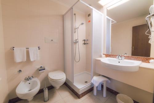 Kúpeľňa v ubytovaní Hotel Everest Arco