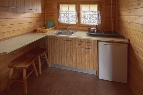 A kitchen or kitchenette at Domki na 102