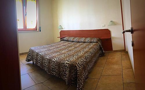 Dormitorio con cama con estampado de leopardo en Oasi Degli Ulivi, en Carovigno