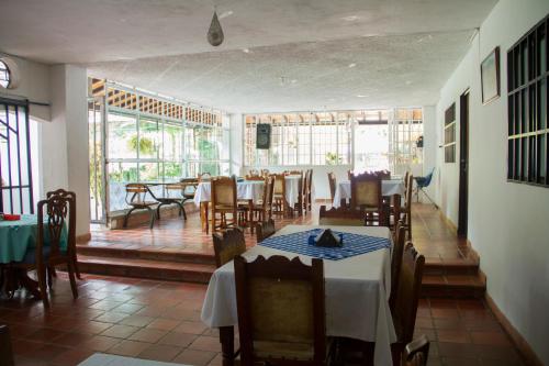 Un restaurante o sitio para comer en Hotel Campestre La Ribera del Fonce
