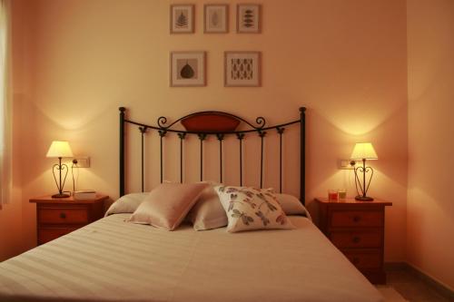 1 dormitorio con 1 cama con 2 mesitas de noche y 2 lámparas en Casa Toñi, en Oia