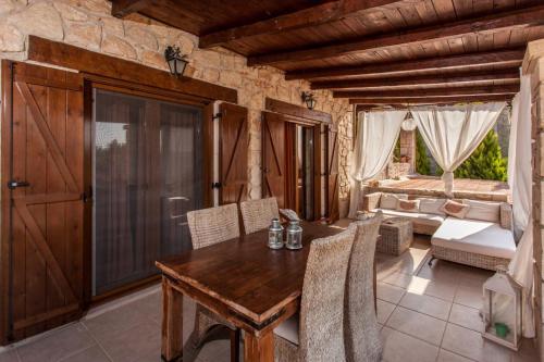 Posezení v ubytování Luxurious Stone House