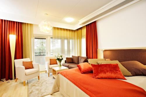 ミッケリにあるKyyhkylä Hotel and Manorのベッドルーム1室(ベッド1台付)、リビングルームが備わります。