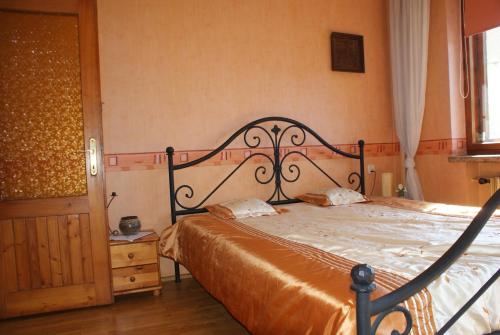 - une chambre avec un grand lit et du parquet dans l'établissement Apartament w Kozubniku z widokiem na góry, à Porąbka