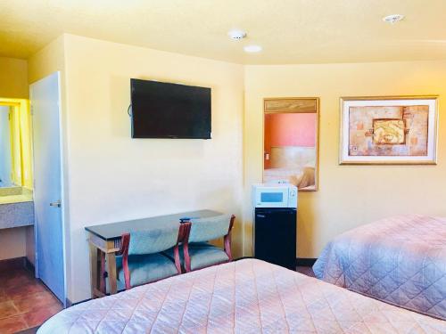 A television and/or entertainment centre at Camino Real Motel