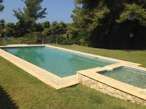 Bazén v ubytování Luxurious Stone House nebo v jeho okolí
