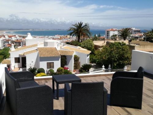 - une vue depuis le balcon d'une villa dans l'établissement Sensations Guesthouse, à Lagos