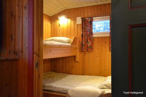 a bedroom with two bunk beds and a window at Trysil Hyttegrend in Trysil