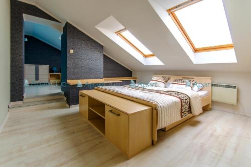 サルビノボにあるApart Club Sarbinowoのベッドルーム(ベッド1台、天窓付)