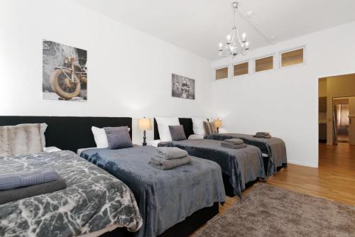 Кровать или кровати в номере BIG Central City Apartment West Kurfurstendamm