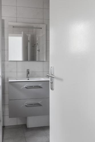 une salle de bain avec un lavabo et un miroir dans l'établissement Stunning seaview villa. Villefranche Sur Mer, à Villefranche-sur-Mer