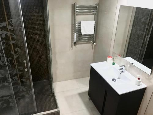 a bathroom with a sink and a shower at Apto Arima Centro Histórico in Zaragoza