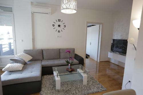 un soggiorno con divano e tavolo di Banja Luka apartment a Banja Luka