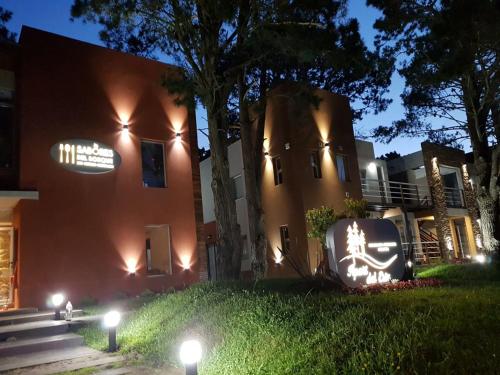 un edificio con luces delante de él por la noche en Apart del Este en Costa del Este