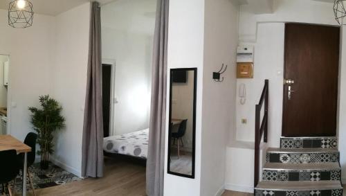 普瓦捷的住宿－Appartement les Regrattiers，带镜子、床和楼梯的房间