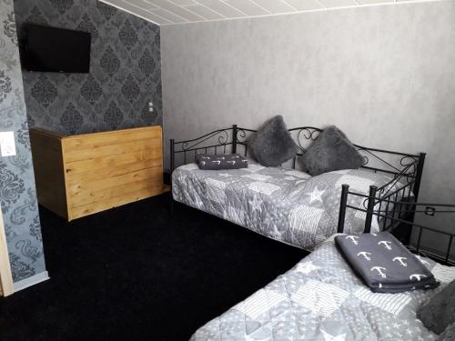 Zimmer mit 2 Betten und TV in der Unterkunft Rhumeblume in Rüdershausen
