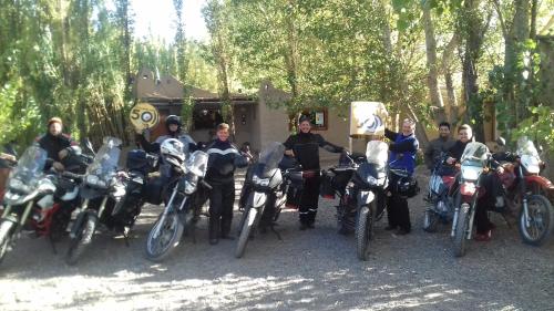 un grupo de motociclistas posan para una película en Posada 50 Nudos al paso aguanegra en Rodeo