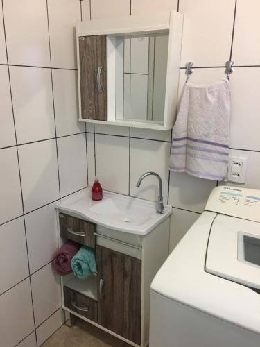 A bathroom at Confortável Residencia em Carlos Barbosa