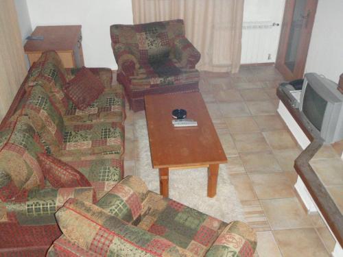 sala de estar con sofás, TV y mesa en Saint George Holiday Village, en Borovets