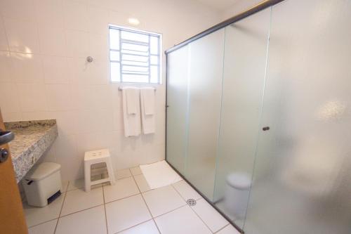 
a bathroom with a shower, toilet, and sink at Hotel Estância Atibainha - Resort & Convention in Nazaré Paulista
