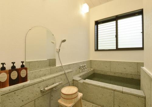 伊東市にあるルネッサ赤沢のバスルーム(バスタブ、トイレ、鏡付)
