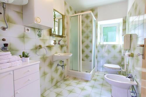 マリンスカにあるApartment Ivaのトイレ、洗面台、シャワー付きのバスルーム