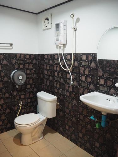 a bathroom with a toilet and a sink at Bluesky Beach Bungalows in Ko Lanta