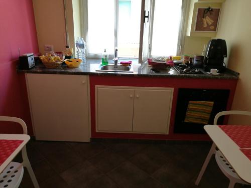 eine Küche mit einer Spüle und einer Arbeitsplatte in der Unterkunft B&B Dimora di Traiano in Terracina