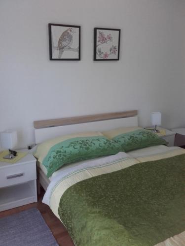 1 dormitorio con 2 camas y 2 cuadros en la pared en Apartment Frador, en Portorož