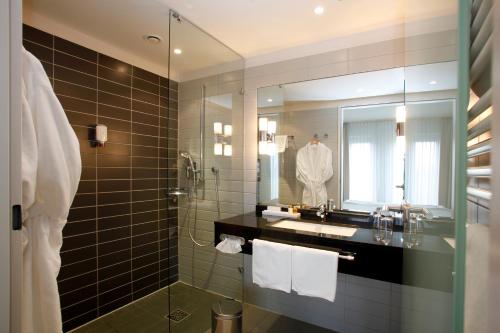 a bathroom with a sink and a mirror at SportHotel Kaiserau in Kamen