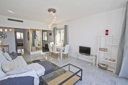 un salon avec un canapé et une table dans l'établissement MILORD PROMENADE 2 - PROMENADE HOLIDAY, à Nice