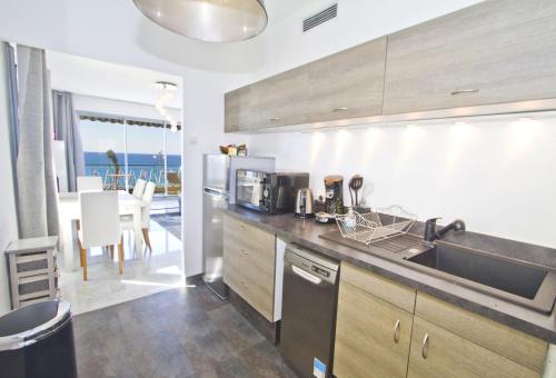 une cuisine avec un évier et un plan de travail dans l'établissement MILORD PROMENADE 2 - PROMENADE HOLIDAY, à Nice