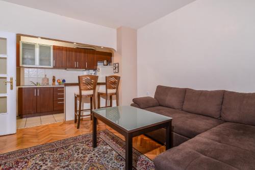 Comfortable One Bedroom Apartment in a Lively Area | Zona B5 | Russian Square