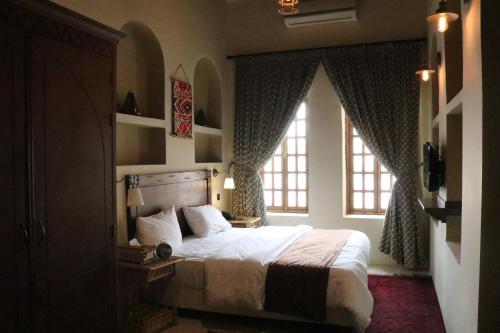 سرير أو أسرّة في غرفة في فندق الكوت التراثي