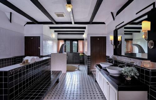 een badkamer met 2 wastafels en 2 spiegels bij The Lakehouse Cameron Highlands in Ringlet
