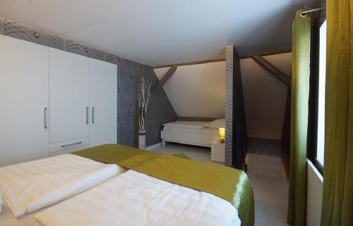 Habitación pequeña con cama y ventana en Ferienhof Elbaue en Schönebeck