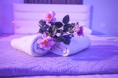 a bouquet of flowers sitting on top of a bed at Spat Beach in Bat Yam