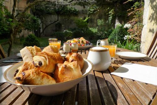 una mesa con un plato de comida en una mesa en Les chambres de l'Abbaye, en Caen