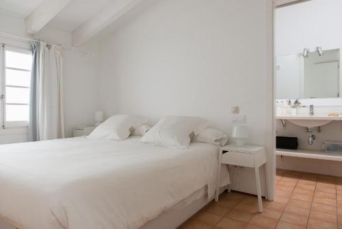 シウタデリャにあるSquellaの白いベッドルーム(白いベッド1台、シンク付)