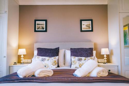 ein Schlafzimmer mit einem Bett mit Handtüchern darauf in der Unterkunft Ferlas Bed and Breakfast in Penrhyndeudreath