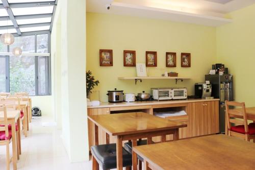 Kuchyň nebo kuchyňský kout v ubytování Fungo Hotel