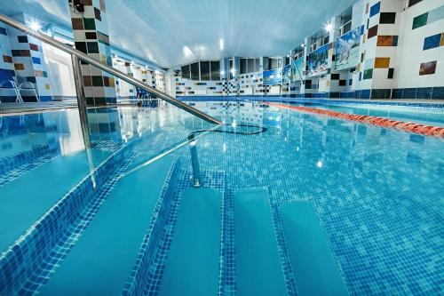 una gran piscina de agua azul en un edificio en Hotel Bristol, en Yalta