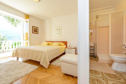 Un pat sau paturi într-o cameră la Two Palms Villa