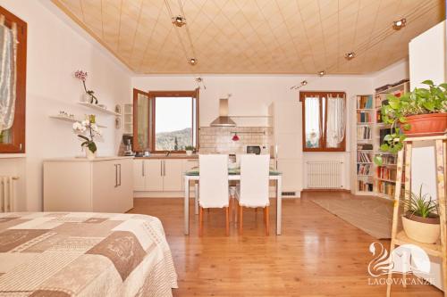 a kitchen and dining room with a table and chairs at Appartamento il Moresine in Roe