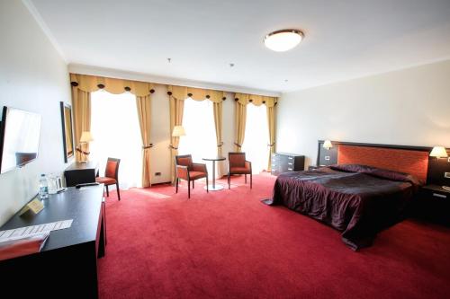 Postel nebo postele na pokoji v ubytování Menorah Hotel