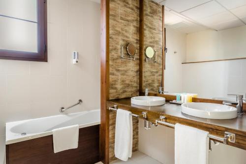ein Badezimmer mit zwei Waschbecken und einem großen Spiegel in der Unterkunft Hotel Rural Los Nogales in Pozo Alcón