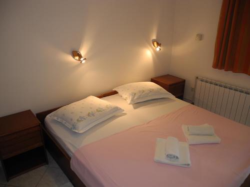 sypialnia z łóżkiem z dwoma ręcznikami w obiekcie DAMIR studio w Crikvenicy