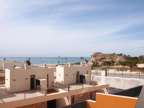 - une vue sur la plage depuis le balcon d'un bâtiment dans l'établissement Vila Paradis 11C, à La Vila Joiosa