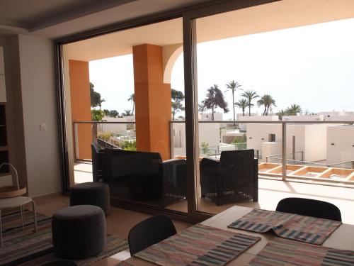 d'une salle à manger avec vue sur un balcon. dans l'établissement Vila Paradis 11C, à La Vila Joiosa