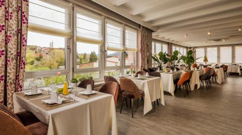 Hotel Restaurant Au Riesling tesisinde bir restoran veya yemek mekanı